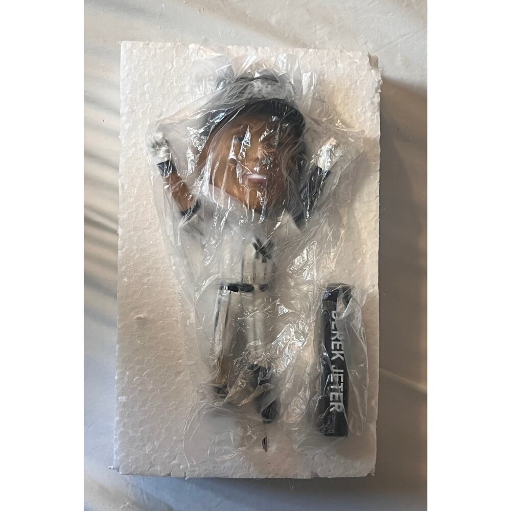 2024 Derek Jeter Bobblehead #4 TikTok NY Yankees Limited Edition w/ Box - Picture 9 of 11